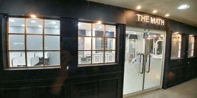 3층 정문 파사드