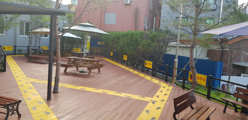 병원 뒷외부 휴게실