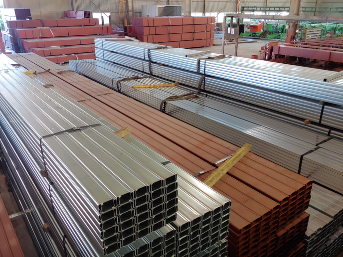 제품적재(C형강)