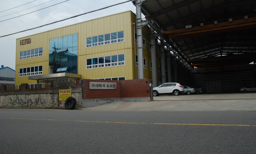 회사전경_넓은 주차장