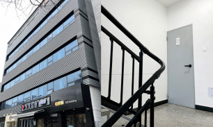 사옥외관과 층간화장실