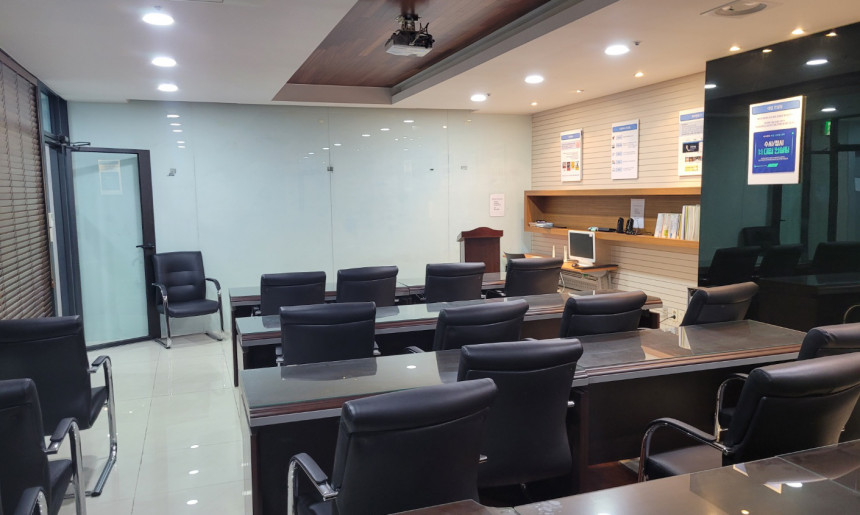 대회의실 24명 수용