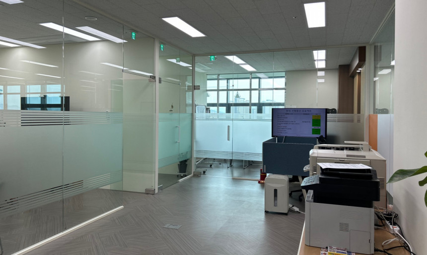 회의실 및 사무실 현관