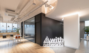 18층 회의실과 쇼룸 입구