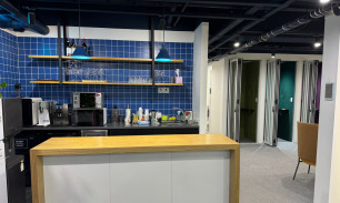 사무실 정문 앞