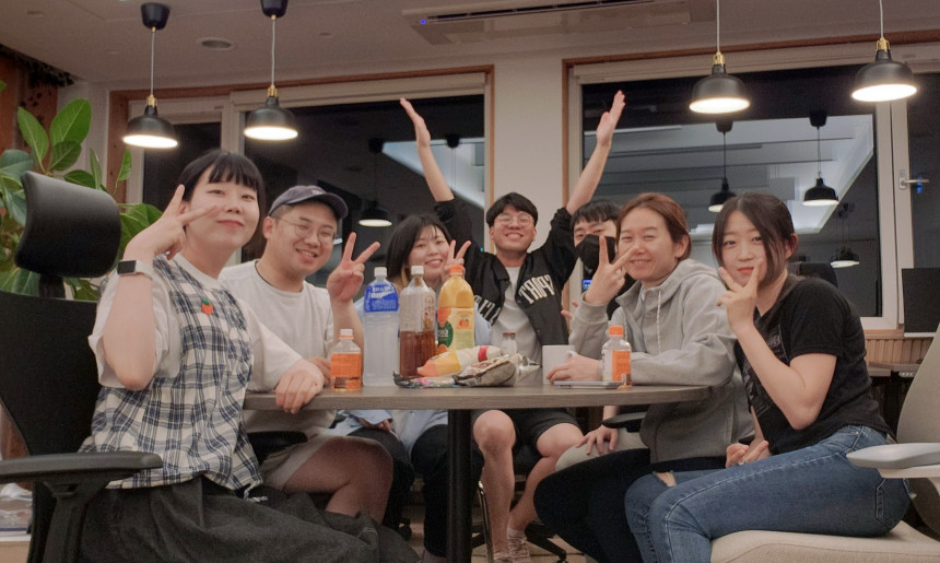 팀원들과 회의 중