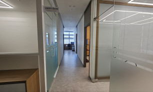 복도에서 본 강의실 입구