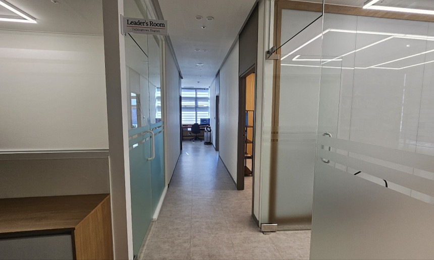 복도에서 본 강의실 입구