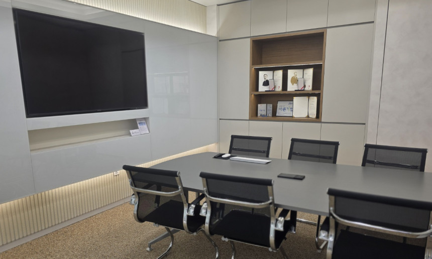 MEETING ROOM